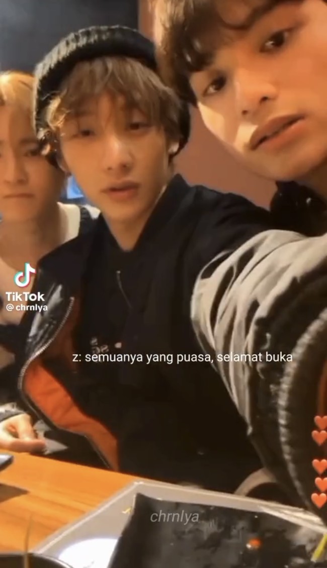 Belakangan Zayyan viral di TikTok karena momen berbuka puasa bersama personelnya. Tak sedikit yang kagum karena Zayyan menunaikan kewajibannya sebagai idol KPop beragama Islam. Foto: dok. Instagram @ocjnewbies
