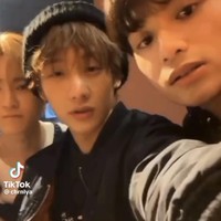 Belakangan Zayyan viral di TikTok karena momen berbuka puasa bersama personelnya. Tak sedikit yang kagum karena Zayyan menunaikan kewajibannya sebagai idol KPop beragama Islam. Foto: dok. Instagram @ocjnewbies