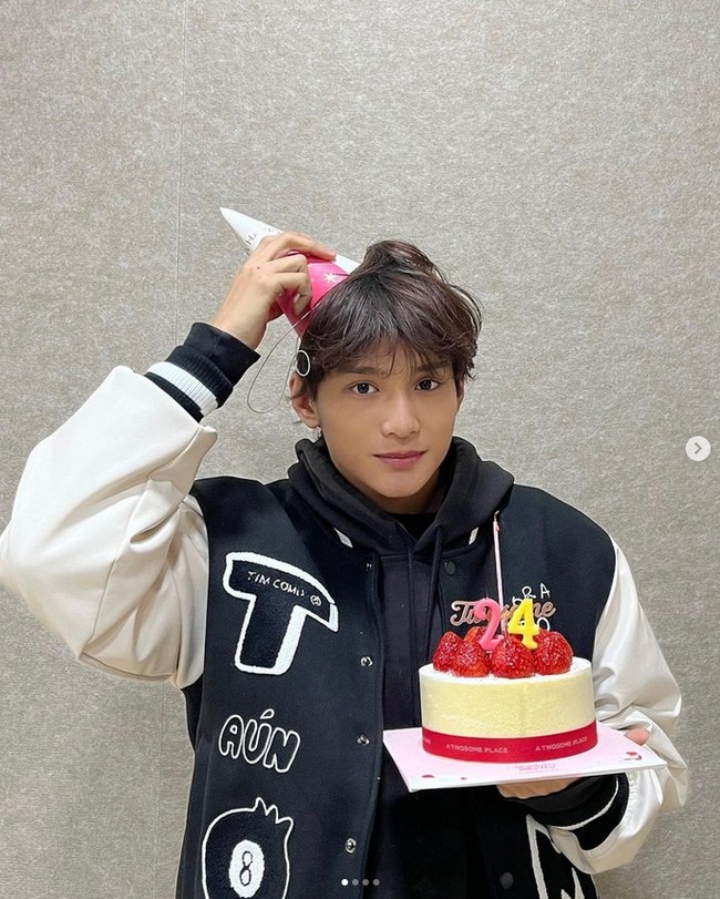 Idol kelahiran 23 Februari 2000 itu telah merayakan ulang tahunnya bersama personel OCJ Newbies. Sesuai ketentuan usia Korea Selatan, dia dianggap berusia 24 tahun atau setahun lebih tua dari seharusnya. Foto: dok. Instagram @ocjnewbies
