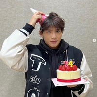 Idol kelahiran 23 Februari 2000 itu telah merayakan ulang tahunnya bersama personel OCJ Newbies. Sesuai ketentuan usia Korea Selatan, dia dianggap berusia 24 tahun atau setahun lebih tua dari seharusnya. Foto: dok. Instagram @ocjnewbies
