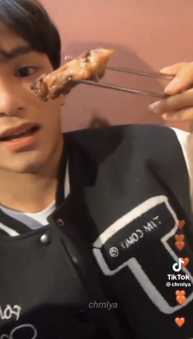 Saat siaran langsung di akun Instagram @ocjnewbies, Zayyan menegaskan kalau dia memakan makanan halal di Korea Selatan. Semuanya yang puasa, selamat berbuka puasa. Ini ayam. Foto: dok. Instagram @ocjnewbies