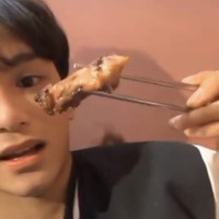 Saat siaran langsung di akun Instagram @ocjnewbies, Zayyan menegaskan kalau dia memakan makanan halal di Korea Selatan. Semuanya yang puasa, selamat berbuka puasa. Ini ayam. Foto: dok. Instagram @ocjnewbies