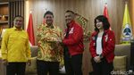 Airlangga-Giring Kepalkan Tangan Bersama di Markas Golkar