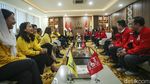 Airlangga-Giring Kepalkan Tangan Bersama di Markas Golkar