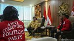 Airlangga-Giring Kepalkan Tangan Bersama di Markas Golkar