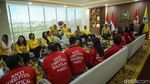 Airlangga-Giring Kepalkan Tangan Bersama di Markas Golkar