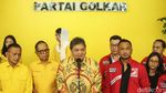 Airlangga-Giring Kepalkan Tangan Bersama di Markas Golkar