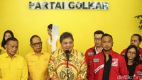 Airlangga dan Giring memberikan keterangan pers bersama usai melakukan pertemuan.
