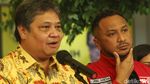 Airlangga-Giring Kepalkan Tangan Bersama di Markas Golkar