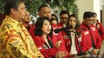 Airlangga-Giring Kepalkan Tangan Bersama di Markas Golkar
