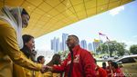 Airlangga-Giring Kepalkan Tangan Bersama di Markas Golkar