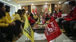 Airlangga-Giring Kepalkan Tangan Bersama di Markas Golkar