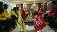Bendera kedua parpol menghiasi ruangan sebagai tanda telah dilakukannya pertemuan elite Golkar dan PSI.