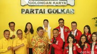 Airlangga Hartarto dan Giring Ganesha mengepalkan tangan bersama saat melakukan pertemuan di DPP Partai Golkar, Jakarta, Rabu (12/4/2023).