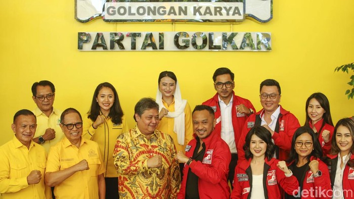 Airlangga-Giring Kepalkan Tangan Bersama di Markas Golkar Ketum Golkar Airlangga Hartarto menyambut kedatangan Ketum PSI Giring Ganesha di DPP Partai Golkar, Jakarta, Rabu (12/4). Keduanya sempat mengepalkan tangan bersama di sela-sela pertemuan.