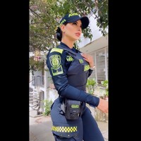 Aku ingin ditilang karena mengebut setiap minggu, Aku adalah orang yang sangat nakal, Mama, aku adalah kriminal, kamu bisa menahanku, sayang, tulis netizen.Foto: Dok. TikTok Alexa Narvaezhaka