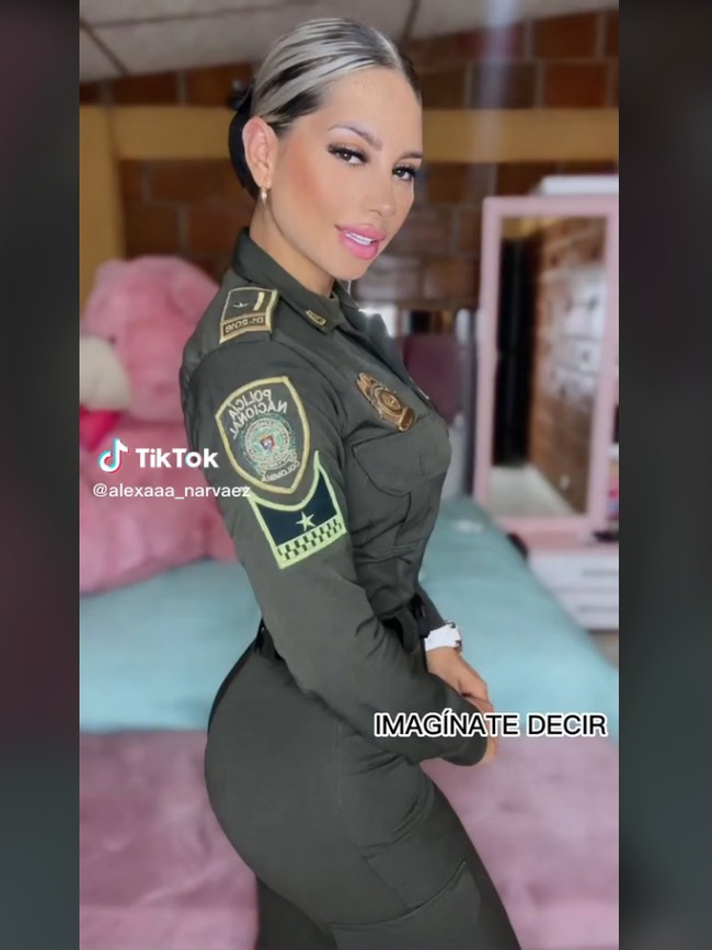 Biasanya Alex tampil dengan seragam polisi serba hitam dengan rambut dikonde dan topi. Penampilannya semakin cantik karena wanita tersebut selalu terlihat full makeup. Foto: Dok. TikTok Alexa Narvaezhak