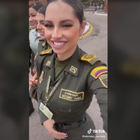Alex Narvaez asal Kolombia jadi sensasi di TikTok setelah membagikan potretnya selagi mengenakan baju dinas. Petugas kepolisian tersebut memang selalu terlihat cantik ketika bekerja.Foto: Dok. TikTok Alexa Narvaezhaka