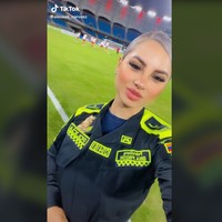 Saking cantiknya, beberapa orang merasa Alex bekerja di profesi yang salah. Dia benar-benar ada di profesi salah. Dia seharusnya menjadi supermodel, tulis yang lain.Foto: Dok. TikTok Alexa Narvaezhaka