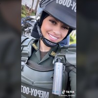 Dalam berbagai video, Alex Narvaez memang tidak banyak bicara. Kebanyakan ia hanya memamerkan penampilannya dan menambah musik pada video. Foto: Dok. TikTok Alexa Narvaezhaka