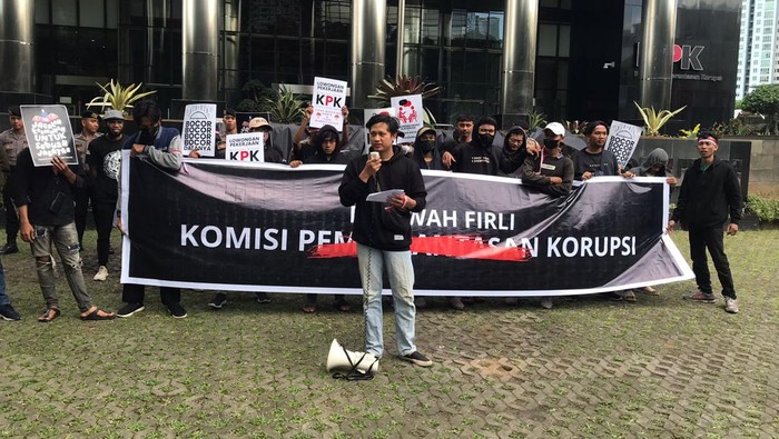 Aliansi Selamatkan KPK di Depan KPK Usai Laporkan Firli