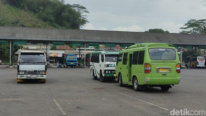 Angkutan elf menuju Cianjur selatan menunggu penumpang di Terminal Pasirhayam