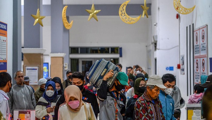 ARUS MUDIK DI STASIUN KIARACONDONG Pemudik berada di dalam gerbong kereta Kutojaya Selatan sebelum keberangkatan di Stasiun Kiaracondong, Bandung, Jawa Barat, Selasa (11/4/2023). PT KAI Daop 2 mencatat, jumlah penumpang kereta api di Stasiun Kiaracondong dari Bandung menuju Jawa Tengah dan Jawa Timur periode 12 April hingga 3 Mei 2023 mencapai 55.675 penumpang. ANTARA FOTO/Raisan Al Farisi/rwa.
