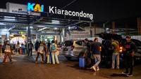Mereka membawa barang bawaan khas mudik seperti tas besar hingga koper.
