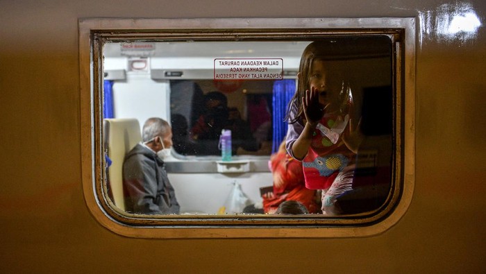 Pemudik berada di dalam gerbong kereta Kutojaya Selatan sebelum keberangkatan di Stasiun Kiaracondong, Bandung, Jawa Barat, Selasa (11/4/2023). PT KAI Daop 2 mencatat, jumlah penumpang kereta api di Stasiun Kiaracondong dari Bandung menuju Jawa Tengah dan Jawa Timur periode 12 April hingga 3 Mei 2023 mencapai 55.675 penumpang. ANTARA FOTO/Raisan Al Farisi/rwa.