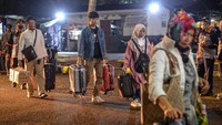 Sejumlah pemudik tiba di Stasiun Kiaracondong, Bandung, Jawa Barat, Selasa (11/4/2023) malam.