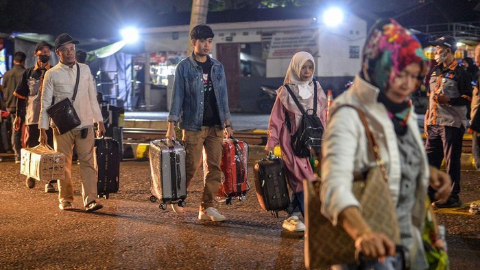 Pemudik berada di dalam gerbong kereta Kutojaya Selatan sebelum keberangkatan di Stasiun Kiaracondong, Bandung, Jawa Barat, Selasa (11/4/2023). PT KAI Daop 2 mencatat, jumlah penumpang kereta api di Stasiun Kiaracondong dari Bandung menuju Jawa Tengah dan Jawa Timur periode 12 April hingga 3 Mei 2023 mencapai 55.675 penumpang. ANTARA FOTO/Raisan Al Farisi/rwa.