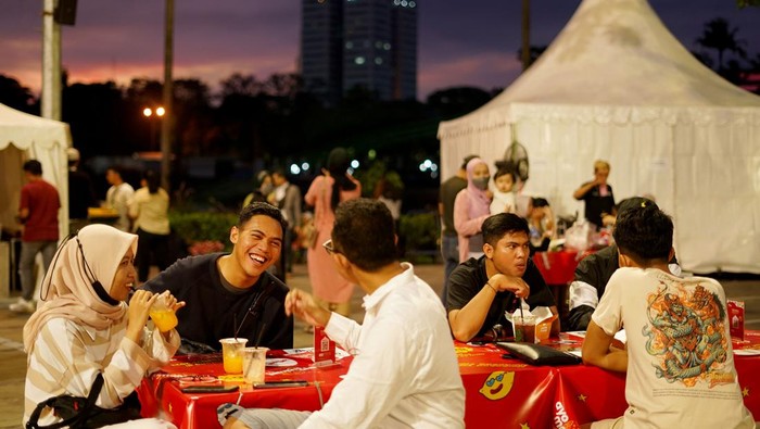 Asyiknya Ngabuburit Sambil Menikmati Senja di Senayan Momentum bulan suci Ramadan jadi momen untuk mempererat tali silaturahmi antar sesama. Sambil ngabuburit dan menikmati senja di Senayan ini salah satunya spotnya. Udah coba?