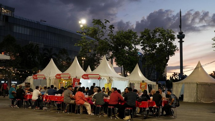 Momentum bulan suci Ramadan jadi momen untuk mempererat tali silaturahmi antar sesama. Sambil ngabuburit dan menikmati senja di Senayan ini salah satunya spotnya. Udah coba?