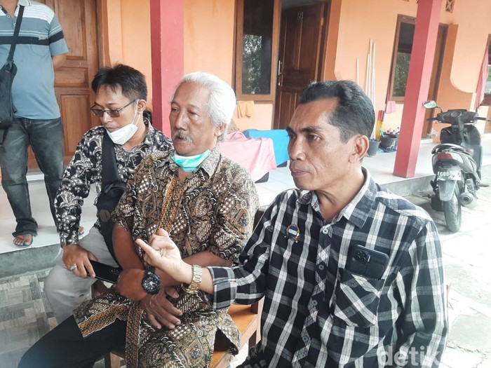 Ayah korban pembunuhan dan mutilasi Ayu di Sleman, Heri Prasetyo (64), saat menghadiri proses rekonstruksi di Wisma Anggun 2, Pakem, Sleman, DIY, Rabu (12/4/2023).