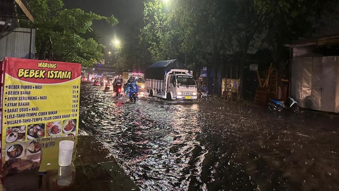 banjir di surabaya usai hujan deras