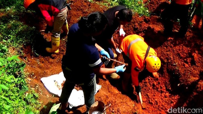 Barang milik korban yang ikut dikubur oleh Mbah Slamet dukun di Banjarnegara
