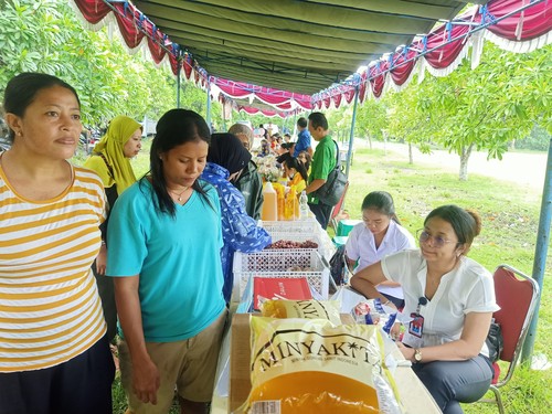 Beberapa warga tampak berbelanja di pasar murah yang digelar di Lapangan Kapten Japa, Kesiman, Denpasar pada Rabu (12/4/2023). (Ni Made Lastri Karsiani Putri-detikBali)