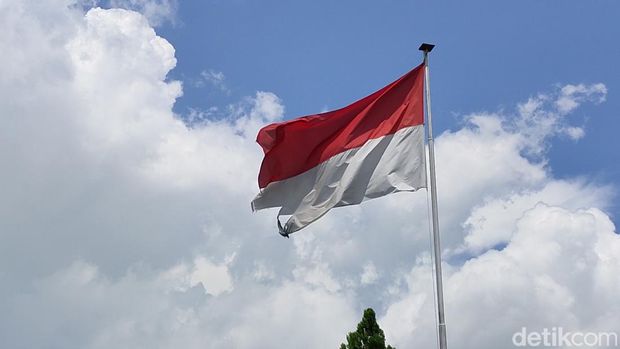 Bendera Indonesia rusak di area DPRD Kabupaten Cianjur.
