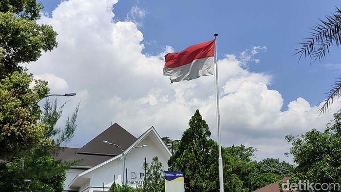 Bendera Indonesia rusak di area DPRD Kabupaten Cianjur.