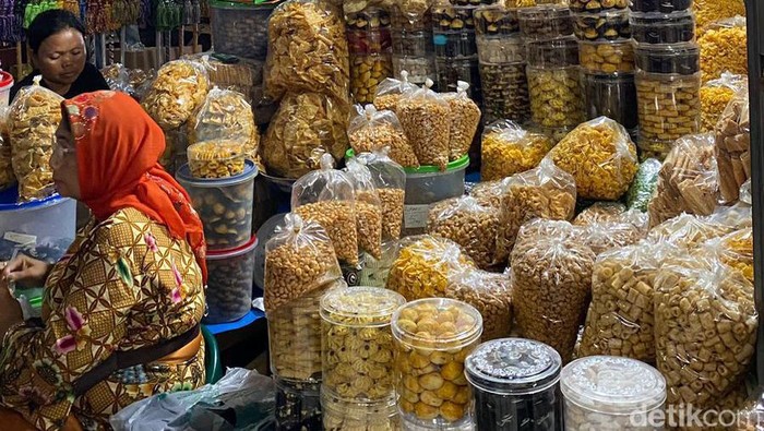 Beragam kue dijual di Pusat Pasar Medan. (Foto: Lita Amelia)