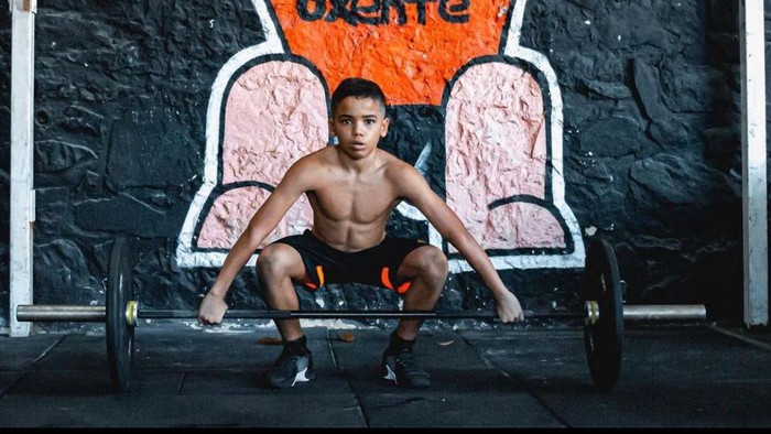 Bocah berusia 12 tahun asal Brazil bernama Cauzinho Neto memiliki tubuh atletis seperti mini-hulk.