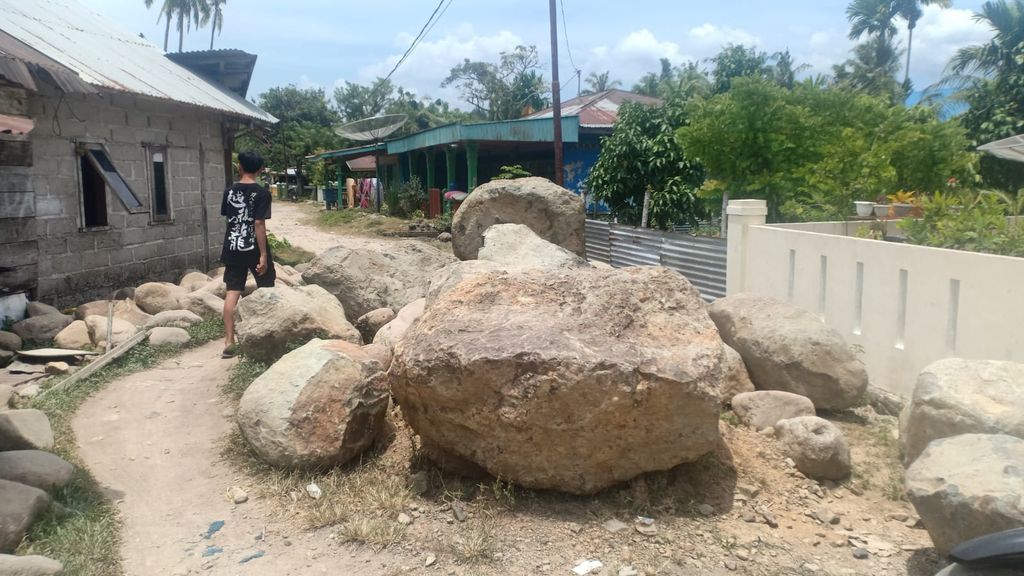 Jalan yang di Bungus yang didutup warga pakai batu besar.