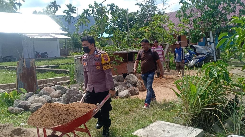 Bripka Riki terlibat dalam proses pembangunan infrastruktur di Bungus Barat, Padang.