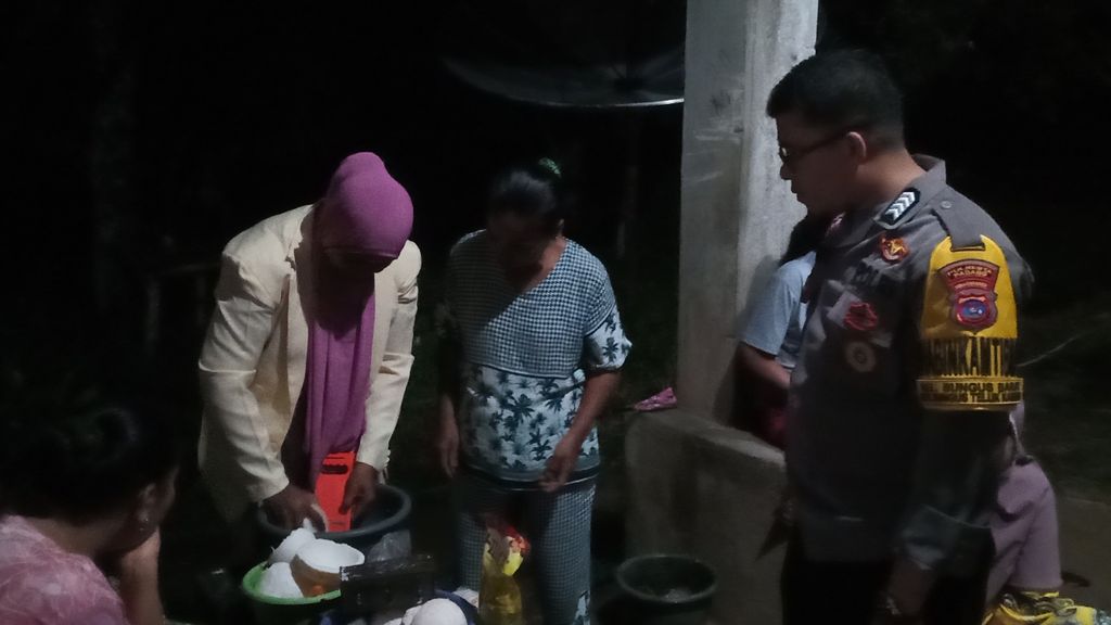 Bripka Riki mendampingin kelompok usaha warga.