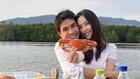 Bukan lagi berstatus pacar, kini Nong Poy dan Oak Phakwa sudah resmi menjadi sepasang suami-istri. (Foto: Facebook/บรรลุ หงษ์หยก)