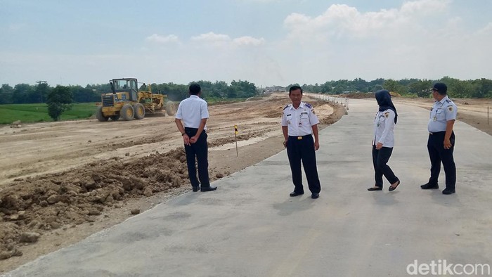 Tim teknis Dinas Perhubungan Pemkab Klaten mengecek ruas tol Jogja-Solo Desa Sidoharjo, Kecamatan Polanharjo.