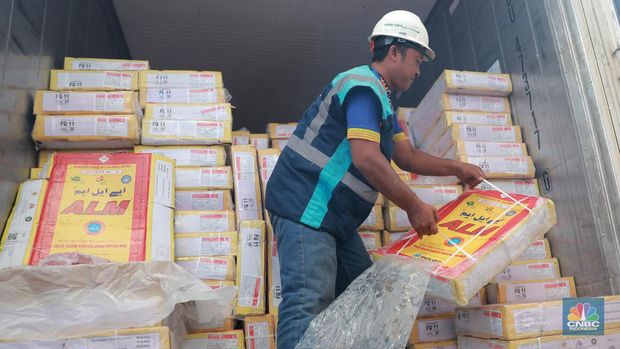 Direktur Utama Perum Bulog Budi Waseso alias Buwas membongkar 1 kontainer berisi 18.000 ton daging kerbau beku asal India dengan merek ALM di New Priok Container Terminal One (NPCTI), Jakarta Utara, Selasa, 12/4. (CNBC Indonesia/Muhammad Sabki)