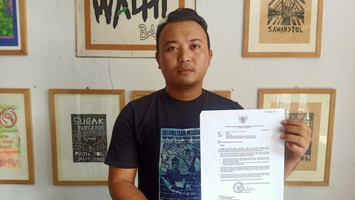 Direktur Walhi Bali Made Krisna Dinata menunjukkan surat Menteri Koordinator Kemaritiman dan Investasi Luhut Binsar Pandjaitan yang tak merekomendasikan LNG Sidakarya, Rabu (12/4/2023).