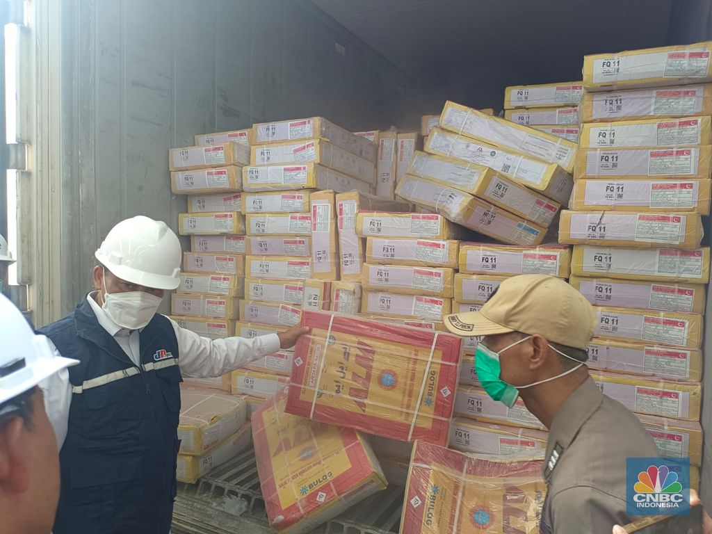 Dirut Perum Bulog Budi Waseso membongkar 18.000 ton daging kerbau beku asal India di New Priok Container Terminal One (NPCTI), Jakarta, Rabu (14/4/2023). (CNBC Indonesia/Martyasari Rizky)