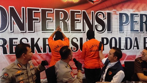 Dua pegawai Kemenhub di UPPKB Jembrana terkena operasi tangkap tangan (OTT). Kedua orang itu dihadirkan saat konferensi pers di Polda Bali, Rabu (12/4/2023).